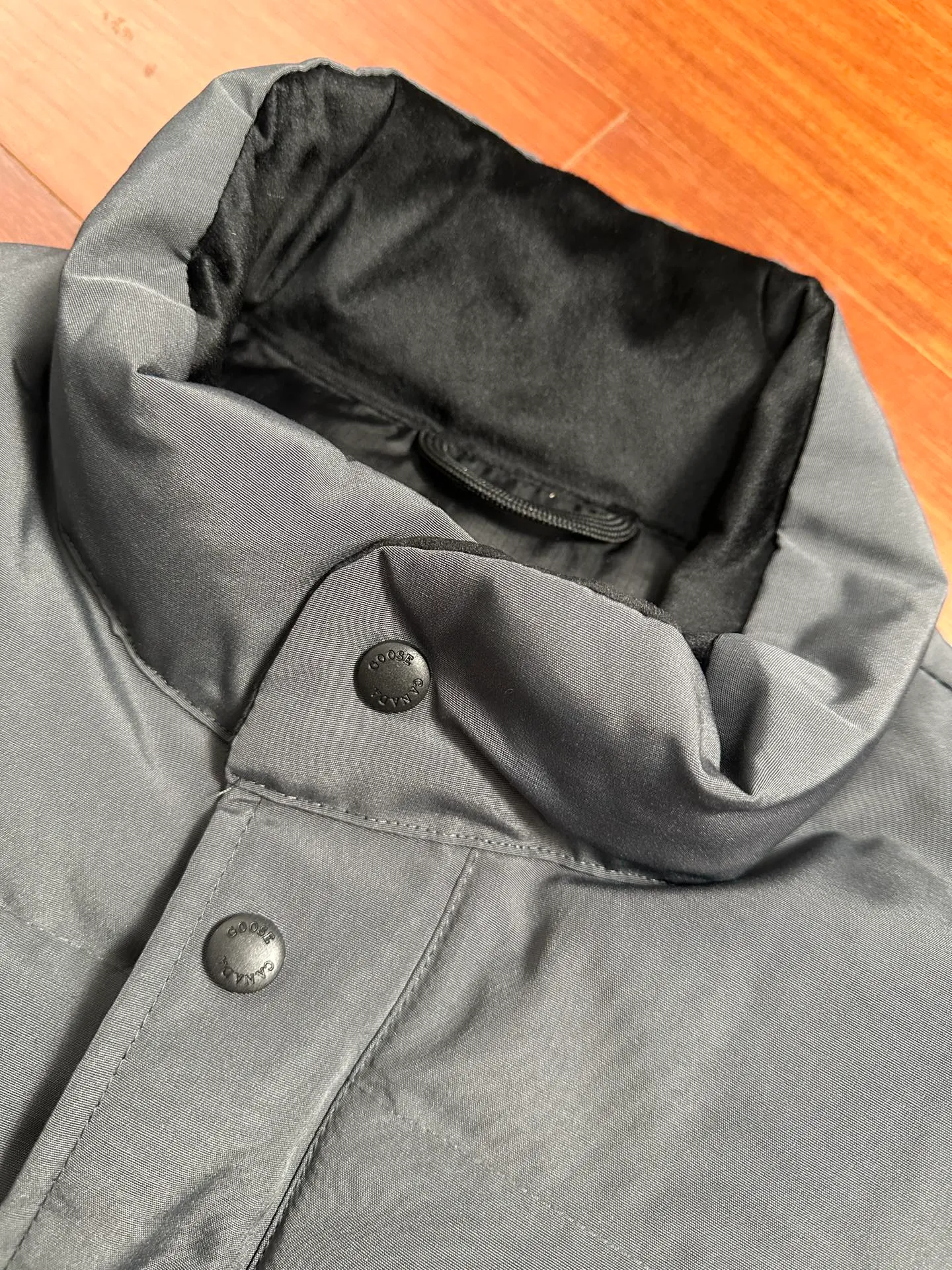 P520 Canada Goose down vest, dark gray and versatile, warm and stylish, easily adaptable to many styles, great for layering in autumn and winter~ There is only one protagonist in autumn and winter every year, and that is the goose. Any other category is a supporting role. Super stylish, simple and versatile, a must-buy item in autumn and winter. This excellent down vest can be freely layered with various clothes, it can be worn with T-shirts, sweaters, sweaters, and thin cotton, and it is made of wear-resistant fabric without being pretentious! Color: black, gray, white Size: XS, S, M, L, XL, XXL